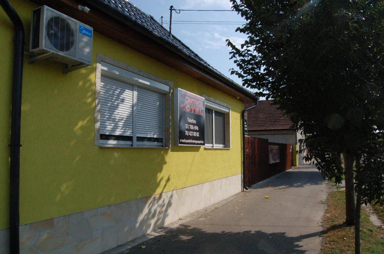 Control Motel Jaszbereny Exterior photo