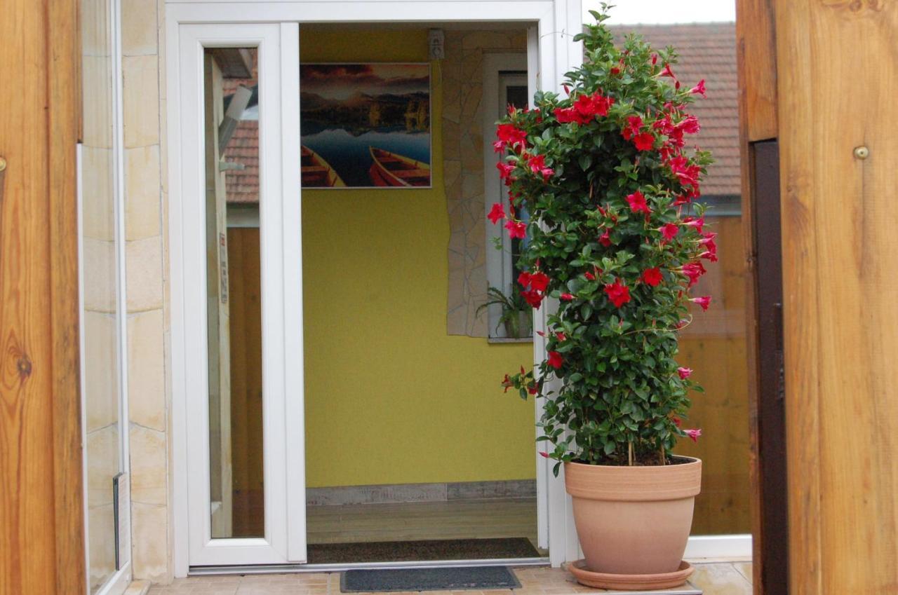 Control Motel Jaszbereny Exterior photo