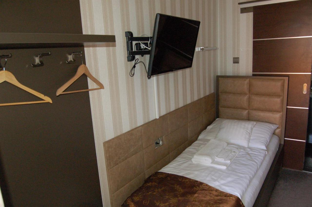 Control Motel Jaszbereny Exterior photo